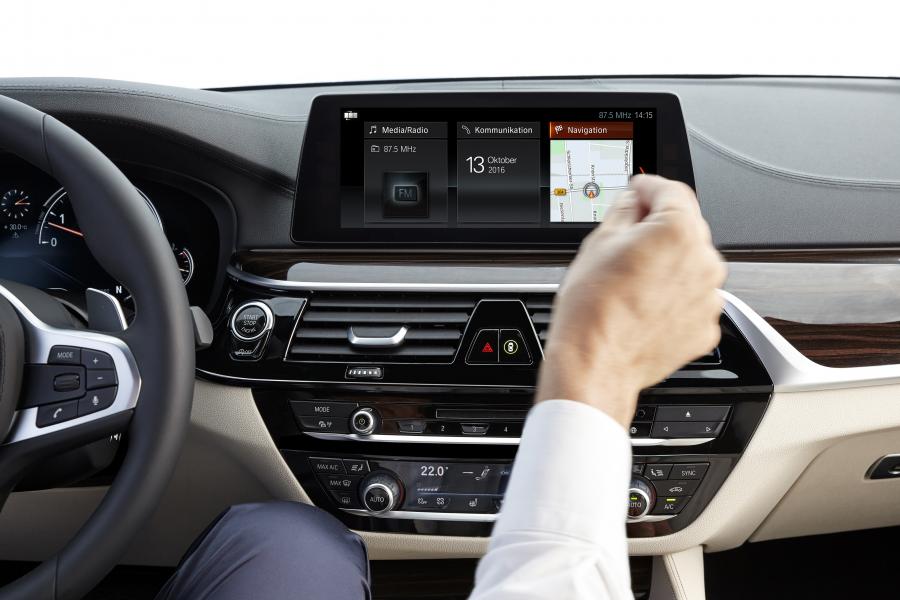 Детали интерьера BMW 540i Sedan M Sport 2017 года  (WW) (фото 59 из 98)